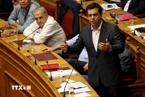 Thủ tướng Hy Lạp Alexis Tsipras (phải) tại phiên họp Quốc hội ở thủ đô Athens. (Nguồn: THX/TTXVN)