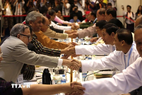 Các thành viên Ủy ban Kiến tạo hòa bình thống nhất của Chính phủ Myanmar và đại diện cấp cao các nhóm vũ trang thiểu số tại bàn đàm phán. (Nguồn: THX/TTXVN)