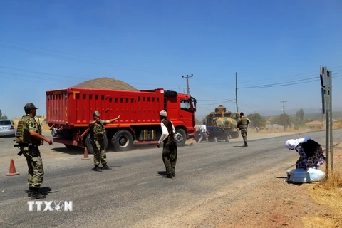 Cảnh sát Thổ Nhĩ Kỳ kiểm tra các phương tiện tại một trạm kiểm soát ở Diyarbakir, sau một vụ đánh bom xe. (Nguồn: AFP/TTXVN)