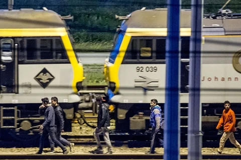 Những người di cư đi bộ dọc theo đường ray ở nhà ga Eurotunnel. (Nguồn: AFP/Getty)