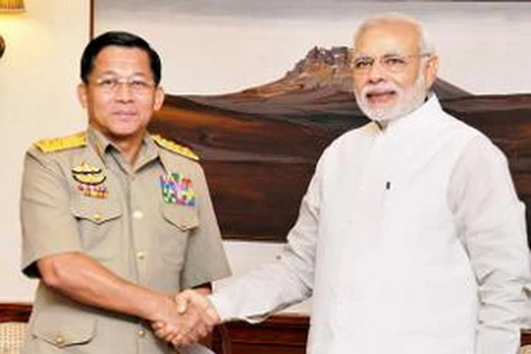 Thủ tướng Ấn Độ Narendra Modi (phải) trong cuộc gặp Tổng Tư lệnh Các lực lượng quốc phòng Myanmar Min Aung Hlaing. (Nguồn: indiatimes.com)