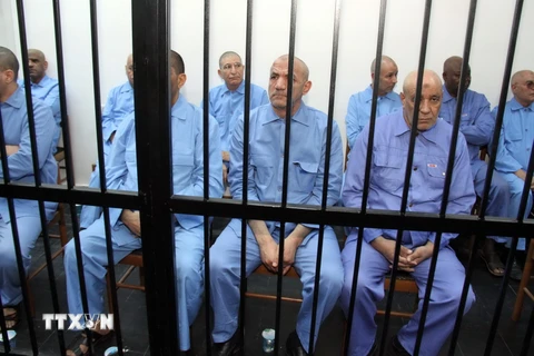 Các quan chức dưới thời cựu Tổng thống Muammar Gaddafi trước khi bị đưa ra xét xử tại Tripoli. (Nguồn: THX/TTXVN)