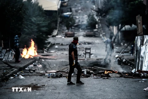 Hiện trường sau vụ xung đột giữa cảnh sát chống bạo động và người biểu tình ở quận Gazi, Istanbul, Thổ Nhĩ Kỳ. (Nguồn: AFP/TTXVN)
