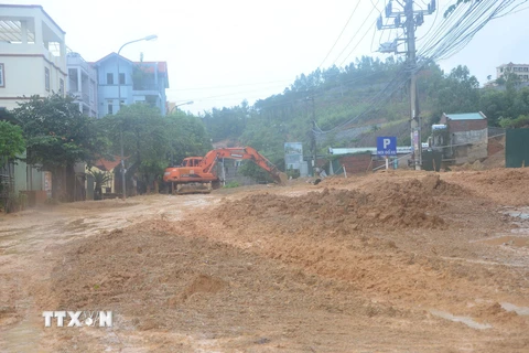 Khẩn trương thu dọn đất đá sạt lở sau trận mưa lũ tại đường Hậu Cần, Bãi Cháy, Hạ Long. (Ảnh: Nguyễn Hoàng/TTXVN)