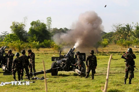 Quân đội Philippines thuộc Sư đoàn bộ binh số 6 nã pháo trong chiến dịch truy quét quân nổi dậy. (Nguồn: AFP/TTXVN)