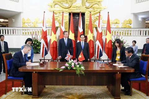 Thủ tướng Nguyễn Tấn Dũng và Thủ tướng Anh David Cameron chứng kiến Lễ ký kết Hợp đồng bảo dưỡng máy bay theo giờ bay giữa Tổng công ty hàng không Viêt Nam và Tập đoàn Rolls-Royce. (Ảnh: Đức Tám/TTXVN)