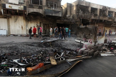 Cửa hàng ở Baghdad bị cháy trụi sau hai vụ đánh bom. (Nguồn: AFP/TTXVN)