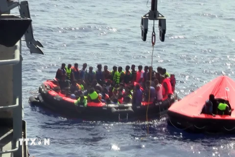 Cứu sống những người di cư bất hợp pháp trên biển Địa Trung Hải ngoài khơi Libya ngày 5/8. (Nguồn: AFP/TTXVN) 