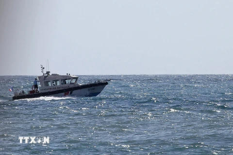 Tàu tuần tra của cảnh sát Pháp tìm kiếm ngoài khơi đảo Saint-Andre thuộc La Reunion ngày 7/8. (Nguồn: AFP/TTXVN)