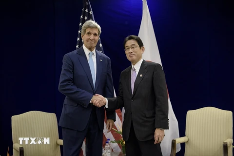 Ngoại trưởng Mỹ John Kerry (trái) và Ngoại trưởng Nhật Bản Fumio Kishida tại cuộc gặp bàn vấn đề Trung Quốc thay đổi hiện trạng tại Biển Đông. (Nguồn: AFP/TTXVN) 