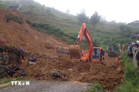 Lực lượng chức năng nỗ lực tìm kiếm nạn nhân thứ 3 trong vụ sạt lở núi chôn vùi một nhà dân ở huyện Thông Nông. (Ảnh: Quân Trang/TTXVN)