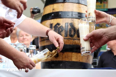 Những thùng bia đầu tiên được khui tại Lễ hội bia quốc tế Berlin 2015.