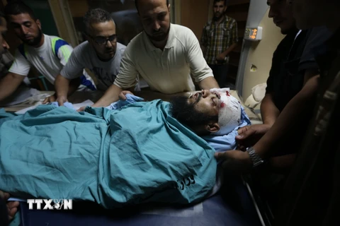 Chuyển một người Palestine bị thương trong vụ Israel oanh tạc Gaza tới bệnh viện thành phố Gaza ngày 7/8. (Nguồn: AFP/TTXVN)