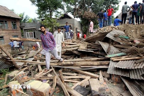 Nhà cửa tại làng Kakapora, quận Pulwama ở khu vực Kashmir bị phá hủy sau vụ đấu súng giữa binh sỹ Ấn Độ và Pakistan. (Nguồn: THX/TTXVN)