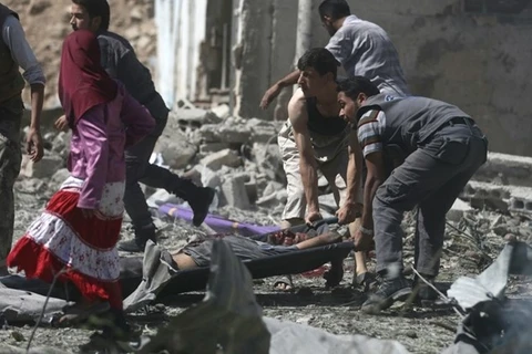 Chuyển thi thể nạn nhân trong một vụ không kích của quân chính phủ Syria tại Damascus. (Nguồn: Reuters)