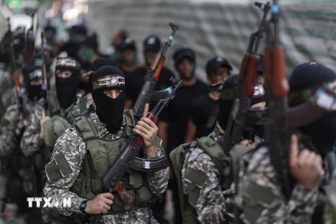 Các chiến binh Hamas tại lễ bế mạc đợt huấn luyện tại trại mùa hè ở thành phố Gaza. (Nguồn: THX/TTXVN)