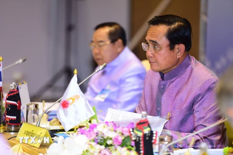 Thủ tướng Thái Lan Prayuth Chan-ocha (phải) chủ trì một phiên họp nội các ở Chiang Mai ngày 30/6. (Nguồn: THX/TTXVN)