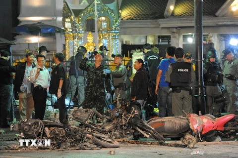 Binh sỹ Thái Lan điều tra tại hiện trường vụ nổ. (Nguồn: THX/TTXVN) 