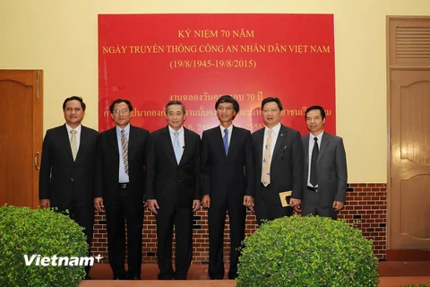 Đại sứ Nguyễn Tất Thành (thứ 4 từ trái sang) chụp ảnh lưu niệm với đại diện các cơ quan chức năng Thái Lan nhân kỷ niệm 70 năm ngày truyền thống Công an Nhân dân. (Ảnh: Quang Thuận/Vietnam+)