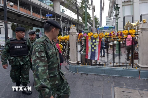 Binh sỹ Thái Lan tuần tra tại một khu đền ở thủ đô Bangkok ngày 23/8. (Nguồn: AFP/TTXVN)