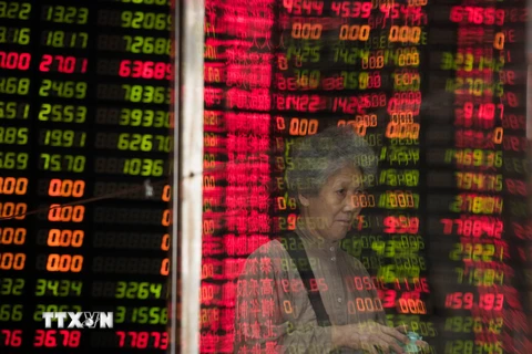 Bảng giá chứng khoán tại Thượng Hải, Trung Quốc ngày 18/8. (Nguồn: AFP/TTXVN)