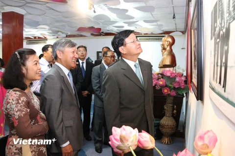 Phó Thủ tướng Lào Thongloun Sisoulith (trên) và Đại sứ Việt Nam tại Lào Nguyễn Mạnh Hùng tại Triển lãm. (Ảnh: Phạm Kiên/Vietnam+) 