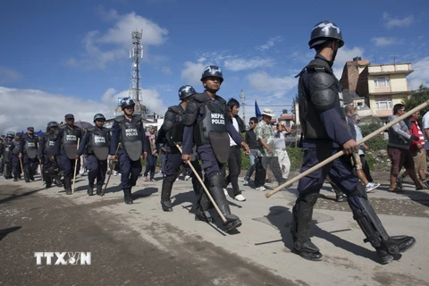 Cảnh sát được triển khai trên một tuyến đường ở thủ đô Kathmandu trong ngày biểu tình thứ hai trên toàn quốc. (Nguồn: THX/TTXVN)