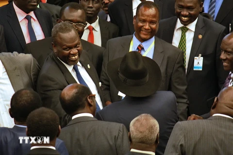 Thủ lĩnh phe đối lập Riek Machar (trái) và Tổng thống Nam Sudan Salva Kiir tại cuộc đàm phán ở Addis Ababa, Ethiopia ngày 17/8. (Nguồn: AFP/TTXVN)