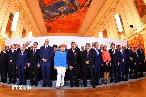 Thủ tướng Đức Angela Merkel (giữa) và các nhà lãnh đạo khu vực Tây Balkan tại hội nghị. (Nguồn: AFP/TTXVN)