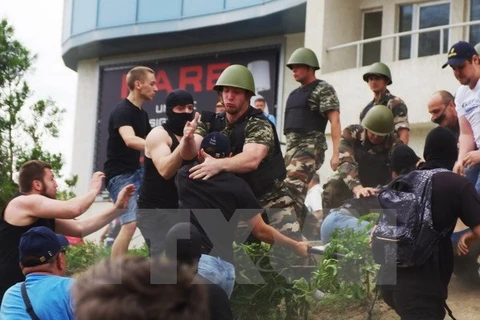 Những người biểu tình quá khích tấn công Tổng lãnh sự quán Nga ở thành phố Odessa. (Nguồn: AFP/TTXVN)
