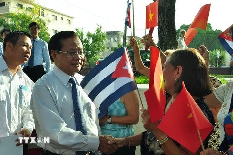 Ông Phạm Quang Nghị, Ủy viên Bộ Chính trị , Bí thư Thành ủy Hà Nội với nhân dân thủ đô La Habana. (Ảnh: Lê Hà/TTXVN)