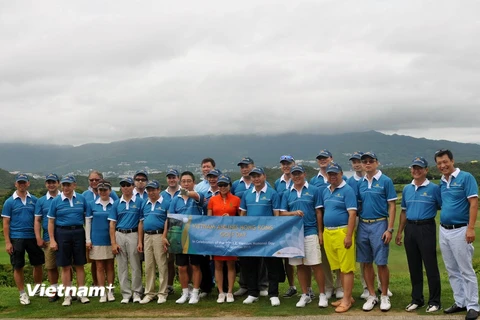 Các golf thủ chụp ảnh lưu niệm trước khi thi đấu. (Nguồn: Vietnam+)