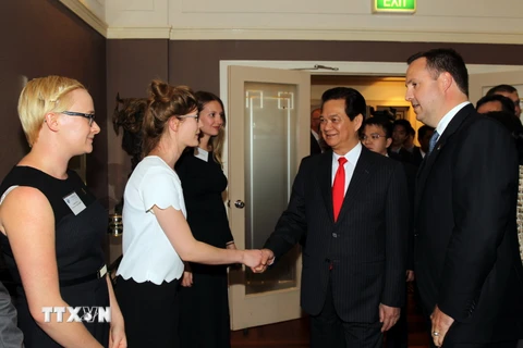 Thủ tướng Nguyễn Tấn Dũng tiếp các sinh viên Australia sẽ sang Việt Nam học trong khuôn khổ chương trình New Colombo Plan. (Ảnh: Đức Tám/TTXVN)