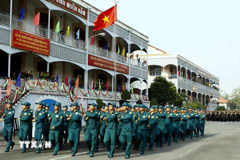 Các đơn vị trực thuộc Bộ Tư lệnh thành phố Hồ Chí Minh tiến hành nghi thức duyệt đội ngũ. (Ảnh: Thế Anh/TTXVN)