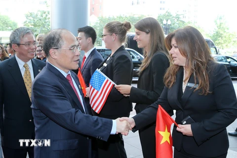 Cán bộ nhân viên Đại sứ quán Việt Nam tại Hoa Kỳ cùng với bà con kiều bào, các du học sinh và những người bạn Mỹ đón Chủ tịch Quốc hội Nguyễn Sinh Hùng. (Ảnh: Nhan Sáng/TTXVN)