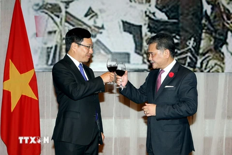Phó Thủ tướng, Bộ trưởng Bộ Ngoại giao Phạm Bình Minh chúc mừng Đại sứ Đặc mệnh toàn quyền Malaysia tại Việt Nam Dato Azmil Bin Mohamed Zabidi. (Ảnh: Phạm Kiên/TTXVN)