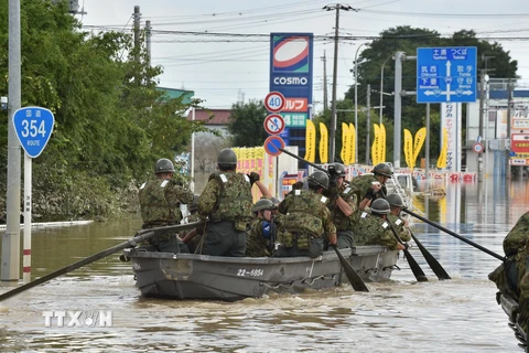 Lực lượng phòng vệ Nhật Bản tham gia công tác cứu hộ tại thành phố Joso. (Nguồn: AFP/TTXVN) 