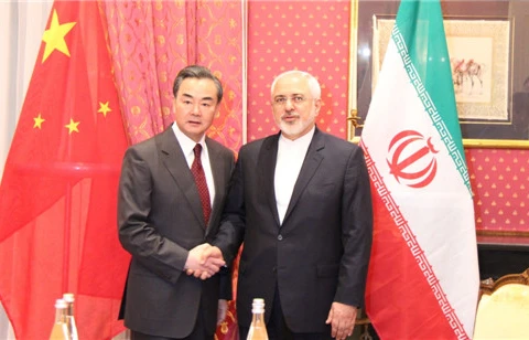 Bộ trưởng Ngoại giao Trung Quốc Vương Nghị (trái) và người đồng cấp Iran Mohammad-Javad Zarif trong một cuộc gặp hồi tháng Ba. (Nguồn: fmprc.gov.cn)