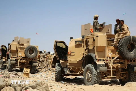 Lực lượng vũ trang ủng hộ Tổng thống Yemen lưu vong Abedrabbo Mansour Hadi gác tại một vị trí ở tỉnh Marib. (Nguồn: AFP/TTXVN)
