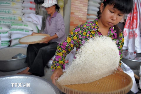 Một cửa hàng bán gạo ở thủ đô Phnôm Pênh. (Nguồn: AFP/TTXVN)