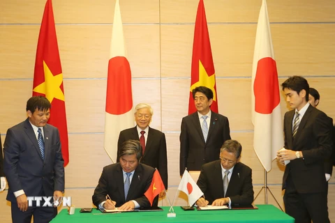 Tổng Bí thư Nguyễn Phú Trọng và Thủ tướng Nhật Bản Shinzo Abe chứng kiến Lễ ký kết các văn bản hợp tác giữa hai nước.(Ảnh: Trí Dũng/TTXVN)