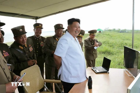Nhà lãnh đạo Triều Tiên Kim Jong-Un quan sát một vụ thử tên lửa. (Nguồn: AFP/TTXVN)