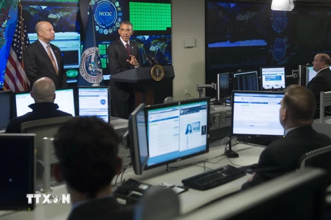 Tổng thống Mỹ Barack Obama (phải) thăm Trung tâm hội nhập thông tin và an ninh mạng quốc gia ở Arlington, Virginia. (Nguồn: AFP/TTXVN)