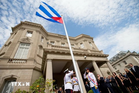 Lễ thượng cờ Cuba trước Đại sứ quán Cuba ở thủ đô Washington (Mỹ). (Nguồn: AFP/TTXVN)