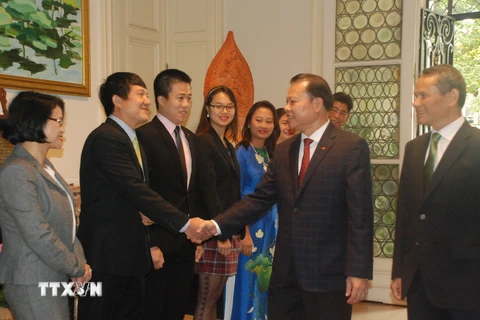 Phó Thủ tướng Vũ Văn Ninh đến thăm, nói chuyện với cán bộ, nhân viên Đại sứ quán Việt Nam tại Vương quốc Bỉ. (Nguồn: TTXVN)