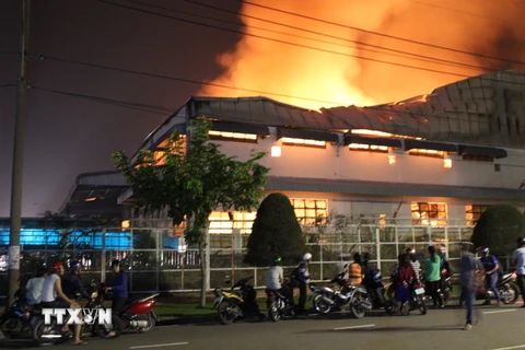 Hiện trường vụ cháy tại Công ty Yupoong. (Ảnh: Sỹ Tuyên/TTXVN)