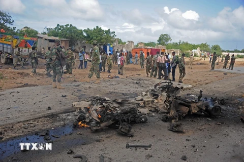 Binh sỹ Somalia điều tra tại hiện trường một vụ đánh bom liều chết ở Mogadishu. (Nguồn: AFP/TTXVN)