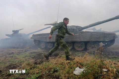 Xe bọc thép của lực lượng ly khai tại cuộc thao diễn quân sự ở thị trấn Torez thuộc khu vực Donetsk. (Nguồn: AFP/TTXVN) 