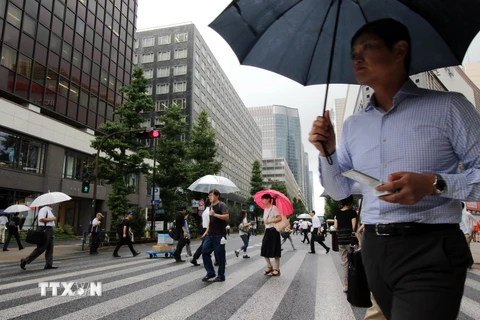 Người dân Nhật Bản dạo bộ trên một đường phố ở Tokyo. (Nguồn: AFP/TTXVN)