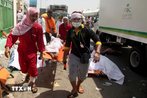 Nhân viên cứu hộ chuyển người bị thương sau vụ giẫm đạp tại Mina. (Nguồn: AFP/TTXVN)